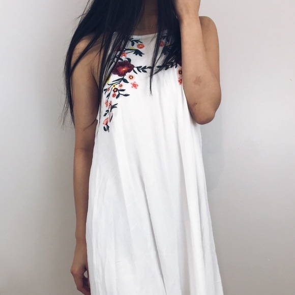 Amanda // White Embroidered Floral Dress - Picture 2 of 5
